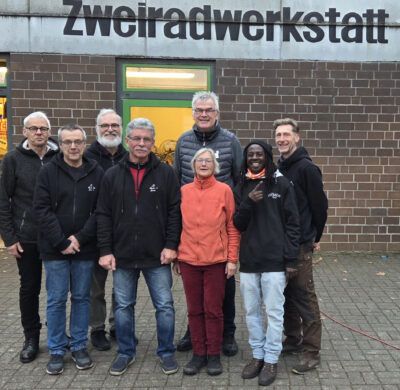 Ehrenamtliche der Selbsthilfe-Fahrradwerkstatt