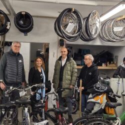 Belit Onay in Selbsthilfe-Fahrradwerkstatt