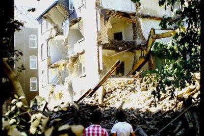 Abrissbagger in der Velvetstraße März 1981