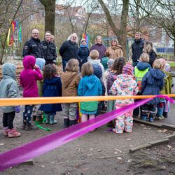 Die drei- bis sechsjährigen Kinder auf dem Spielplatz an der Faustwiese.
