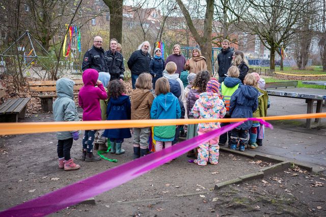 Die drei- bis sechsjährigen Kinder auf dem Spielplatz an der Faustwiese.