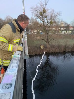 Die Feuerwehr bekämpft einen Ölfilm auf der Leine
