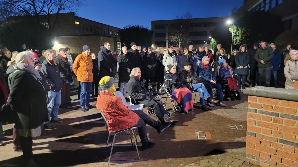 Teilnehmer_innen bei der Gedenkveranstaltung