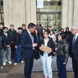 IGS-Klasse 11.2 mit MP Olaf Lies bei der Übergabe der Petition am 18. Dezember 2025