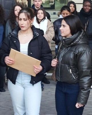 IGS-Schülerin Rojien vor dem Landtag rechts im Bild