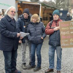 Übergabe der Unterschriften an den Bezirksbürgermeister