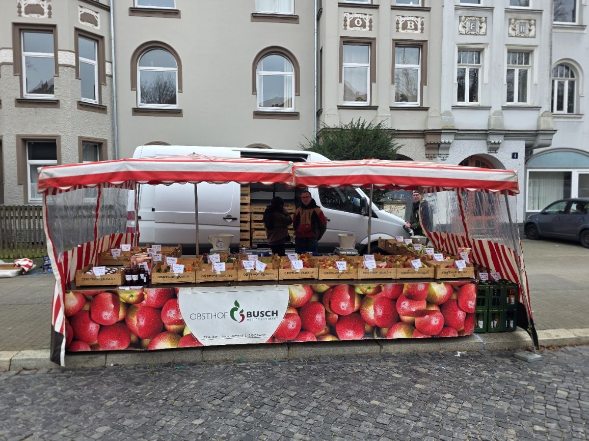 Obststand auf dem Wochenmarkt –Pfarrlandplatz