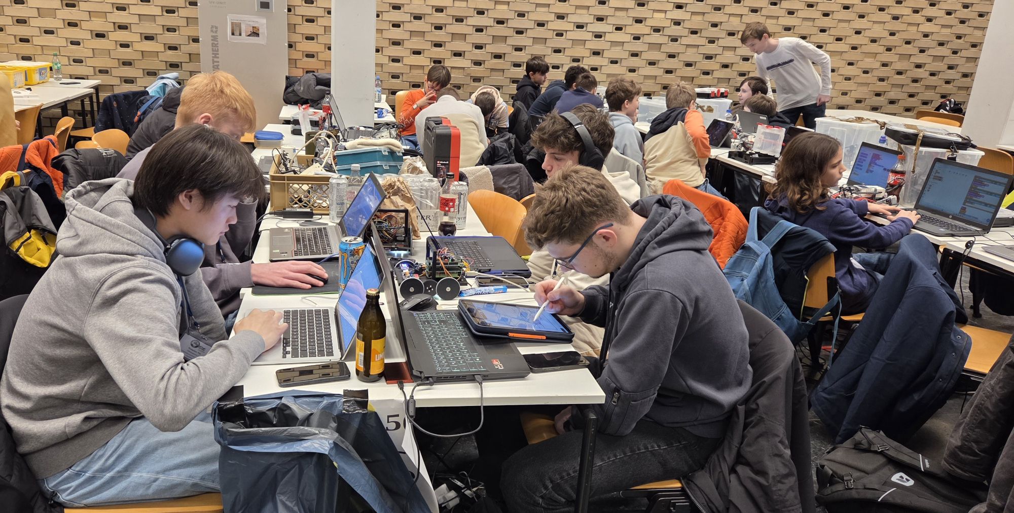 Arbeitsphase beim RoboCup Junior Qualifikationsturnier