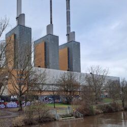 Drei warme Brüder mit Anlegestelle