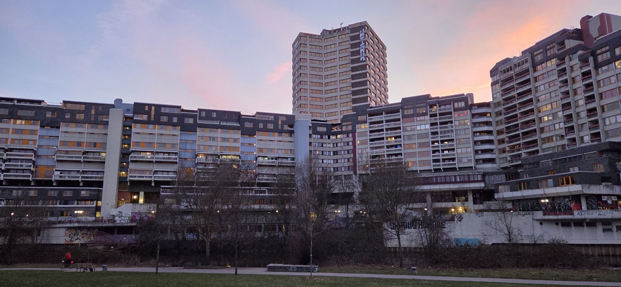 Ihmezentrum - fotografiert vom Peter-Fechter-Ufer