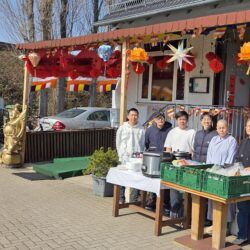 Thich nu Tue Quong (2.v.rechts) mit dem Team beim ersten Sonntags-Mittagstisch