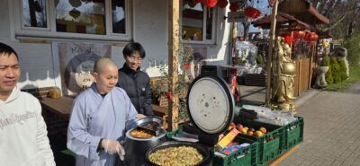 Veganes Curryreis und eine Suppe und Äpfel standen für Gäste bereit