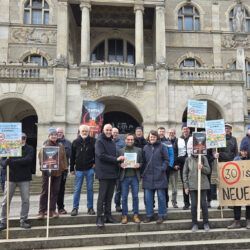 Übergabe Petition "Tempo 30 Limmer" vor Rathaus