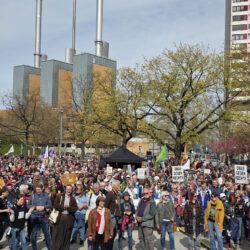 Demonstrierende bei Prüf-Demo auf dem Küchengarten
