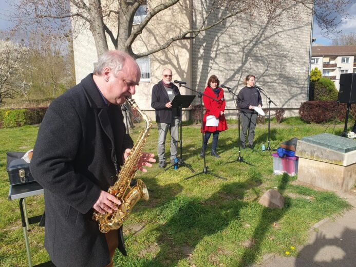 Carsten Bethmann am Saxophon auf der Gedenkfeier in der Wasserstadt Limmer am 10.04.2026