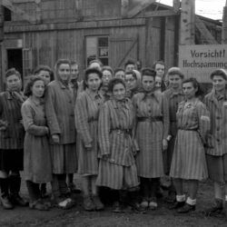 Zwangsarbeiterinnen im Frauen-KZ der Conti-Limmer im April 1945