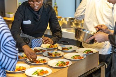 Gewinner machen Kreation aus Pastinakenpürree, Roter Bete Rose, gebranntem Lauch, geröstetem Apfel und Portweinsauce