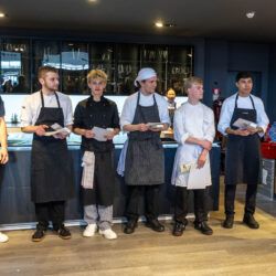 Die Sieger: Leonard Ingenhaag, Donni Kieke, Ramon Zeisler, Oscar Aumann und Arif Ahmadi (von links nach rechts). Ganz links im Bild Jurymitglied und Sternekoch Thomas Wohlfeld, ganz rechts DEHOGA-Ausbildungsbeauftragte und Wettbewerbsmoderatorin Nicole Rösler.