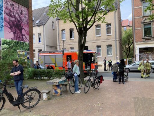 Schaulustige beim Wohnungsbrand in der Albertstraße