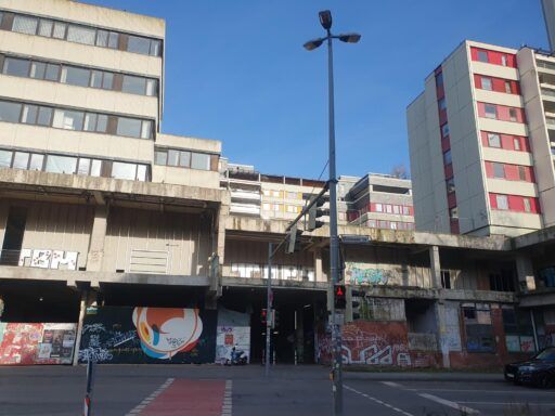 Tunneleingang Blumenauer Straße im maroden Basement vom Ihme-Zentrum