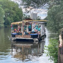 Boot ZuKunst am Schiffsanleger