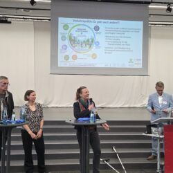 v.l.: Peter Karst, Conrad Vinken, Wiebke Schepelmann, Eva Bender, Moderator Oliver Kuklinski, Sinja Münzberg und Belit Onay. Nicht auf dem Bild aber dabei waren: Mizgin Cifti und Bruno Adam.