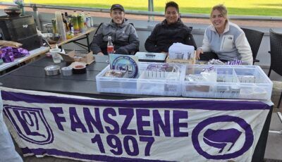 Tobias, Pablo und Pia mit Fanartikeln