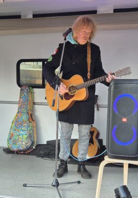 Christof Stein-Schneider bei Solikonzert für Kulturtreff Plantage