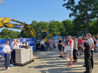 Grundsteinlegung Fössebad - OB Onay mauert Metallhülse ein