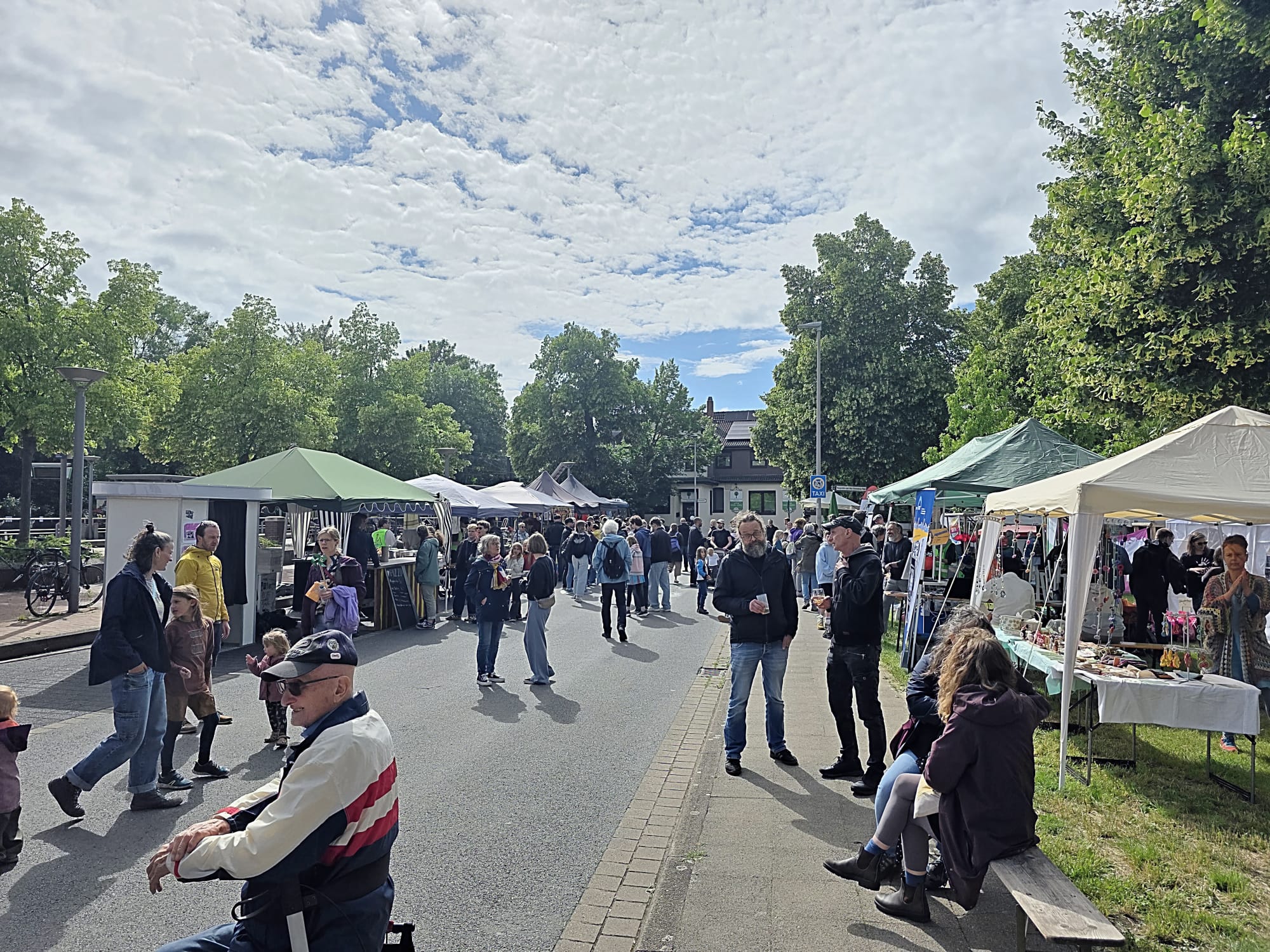 Gute Laune trotz bewegtem Himmel auf dem Kiezfest Limmer am 13.06.2026