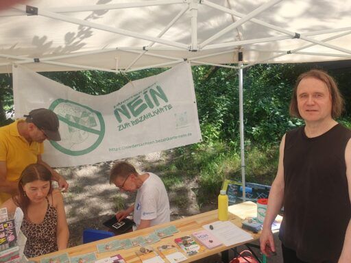 Organisator Jörg Djuren von der Faust am kargah-Stand am 20.06.2026