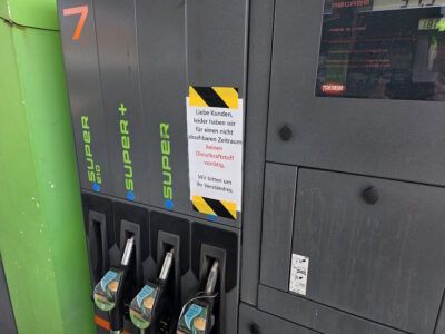Provisorisches Hinweisschild wegen Diesel-Verfügbarkeit