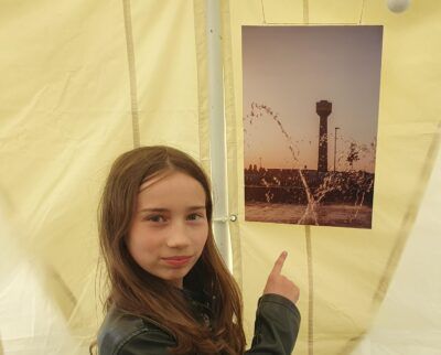 Stolz zeigt der 11-jährige Schüler Eddie Braun sein preisgekröntes Foto vom Conti-Turm
