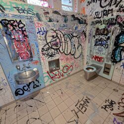 Übler Geruch in der öffentlichen Toilette Pfarrlandplatz