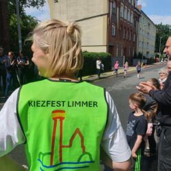 Wettlauf der Grundschüler*innen vom Kastanienhof um den Block