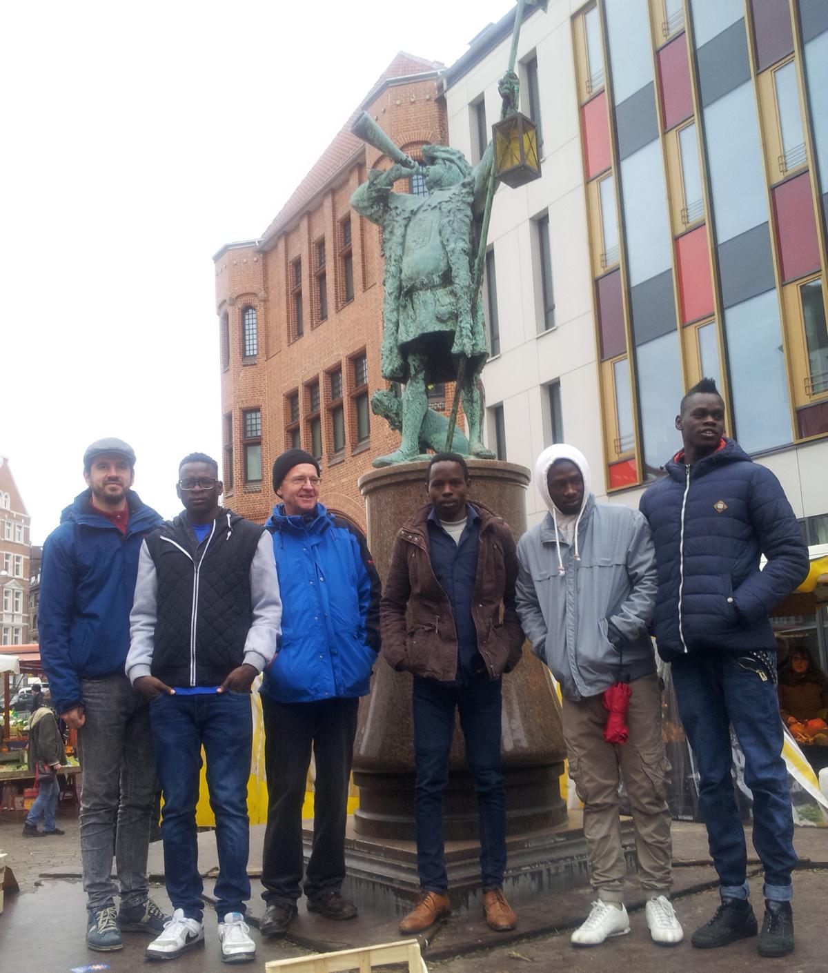 Willkommenskultur statt Alltagsrassismus - mit Geflüchteten auf dem Lindener Markt im_Februar 2016