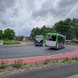 Zwei ÜSTRA-Busse in der abknickenden Vorfahrt