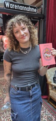 Antonia Josefa mit ihrem ersten Buch "Schade Herbert"
