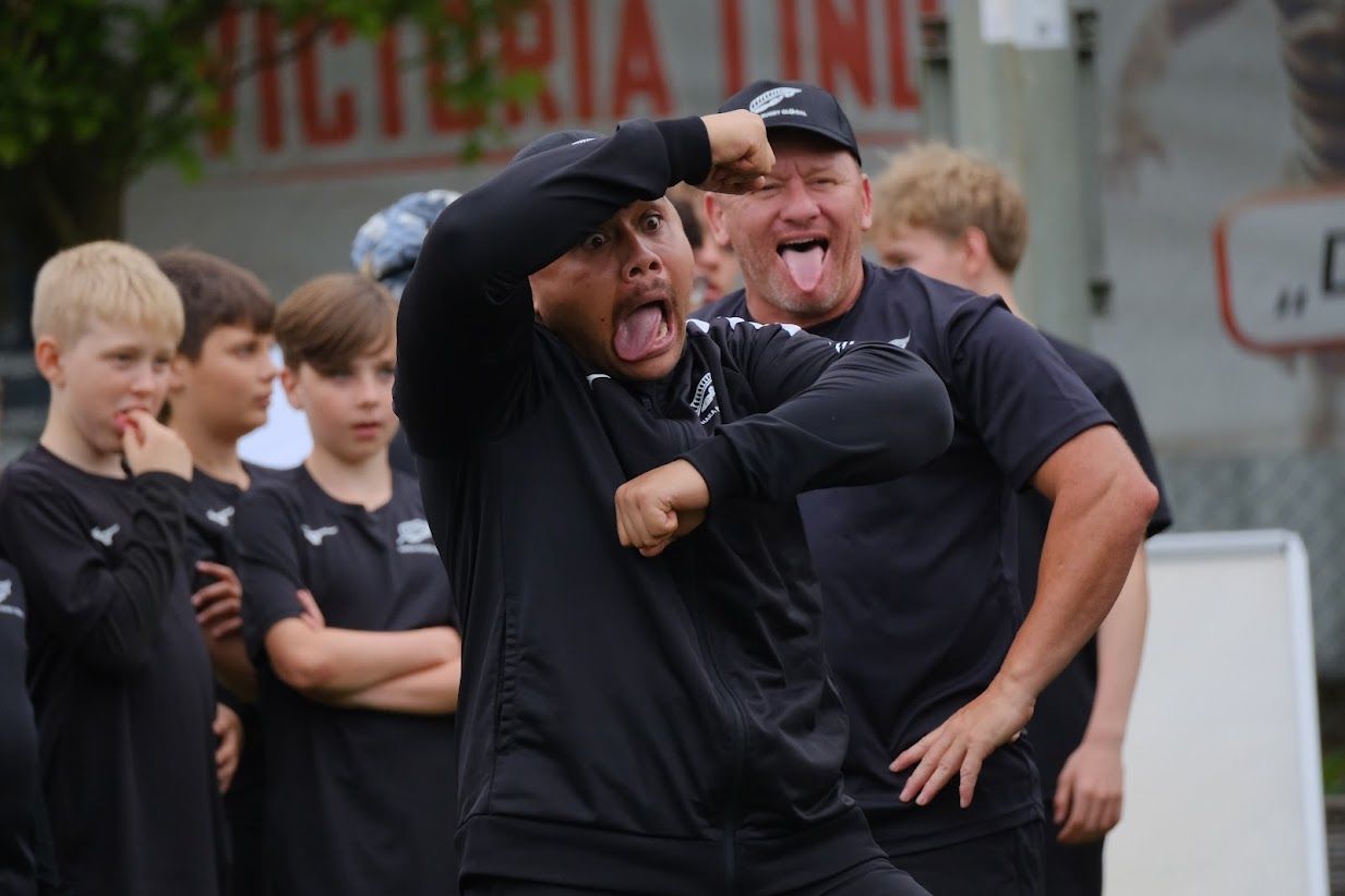 Zunge raus beim Tanzritual Haka