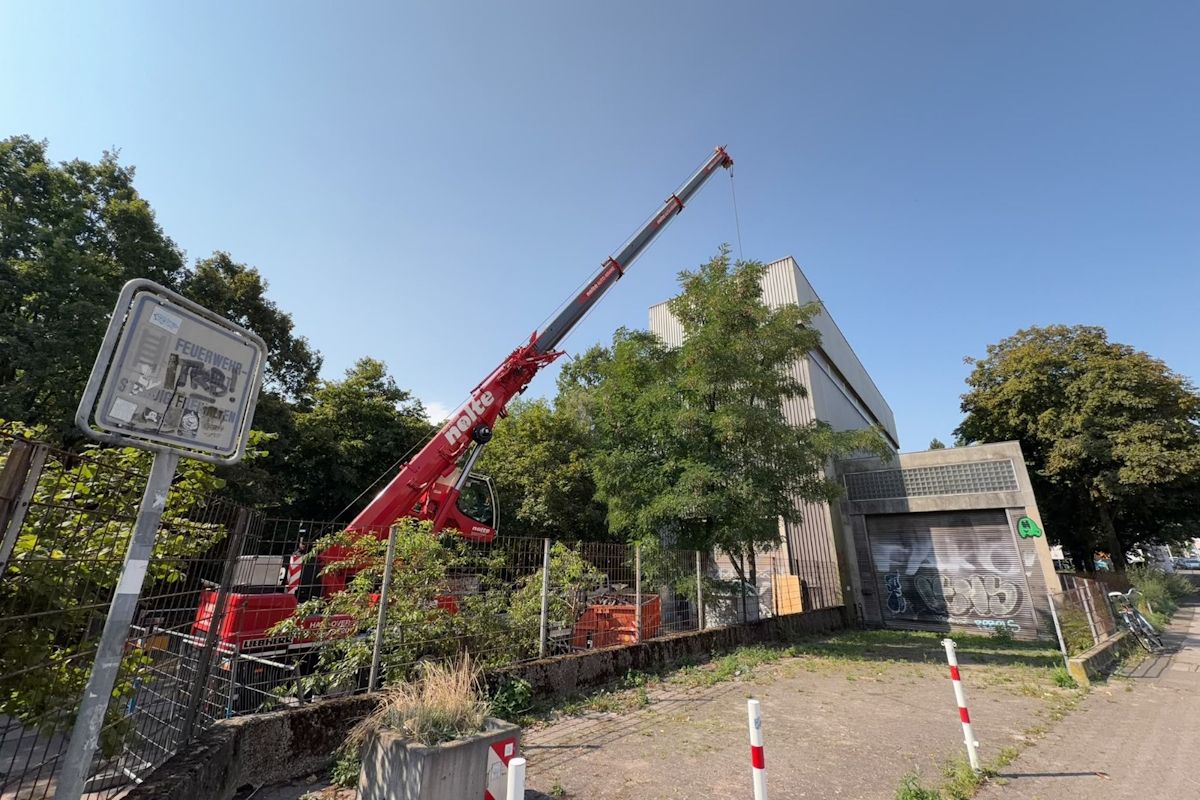 Kranarbeiten für die Entkernung des Kohletunnels