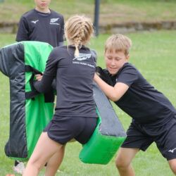Rugby-Training mit gepolsterten Pads