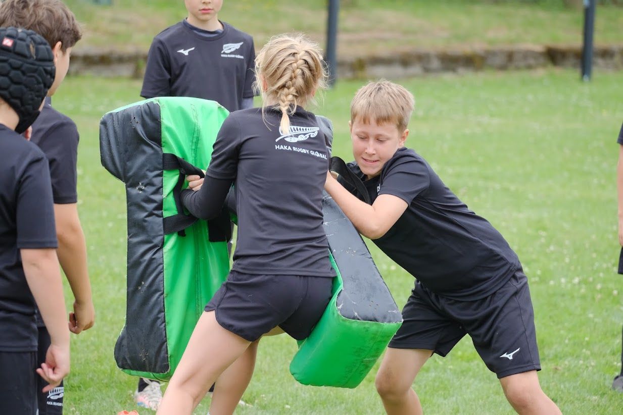 Rugby-Training mit gepolsterten Pads