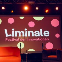 Rotes Sofa auf Bühne