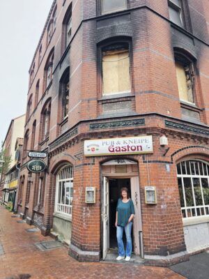 Wirtin Martina Tantow vor dem Gaston
