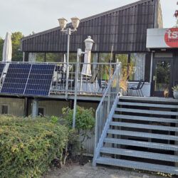 Zwei von vier Solarmodulen, die am Vereinshaus angebracht sind.