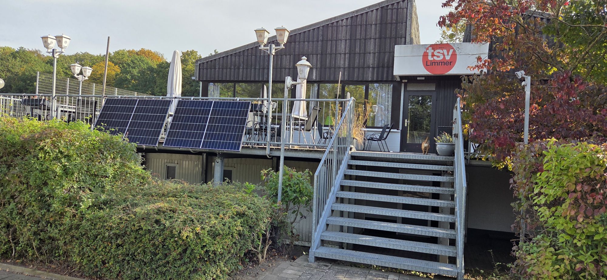 Zwei von vier Solarmodulen, die am Vereinshaus angebracht sind.