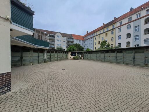 Garagenhof Kötnerholzweg mit Hausmeisterwohnung oben links