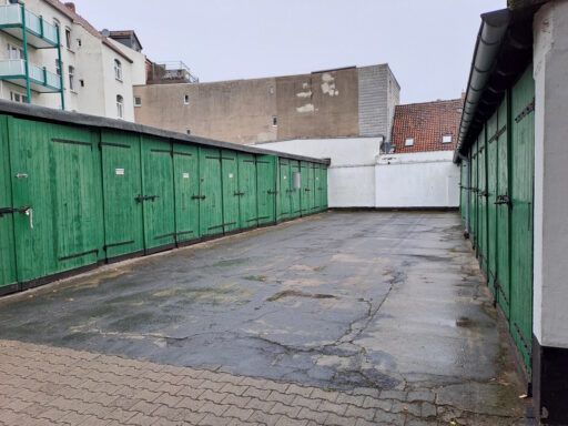 Garagenhof links Gartenallee