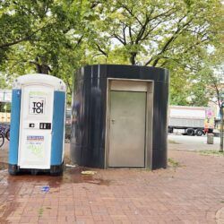 Geschlossene Toilette Küchengarten